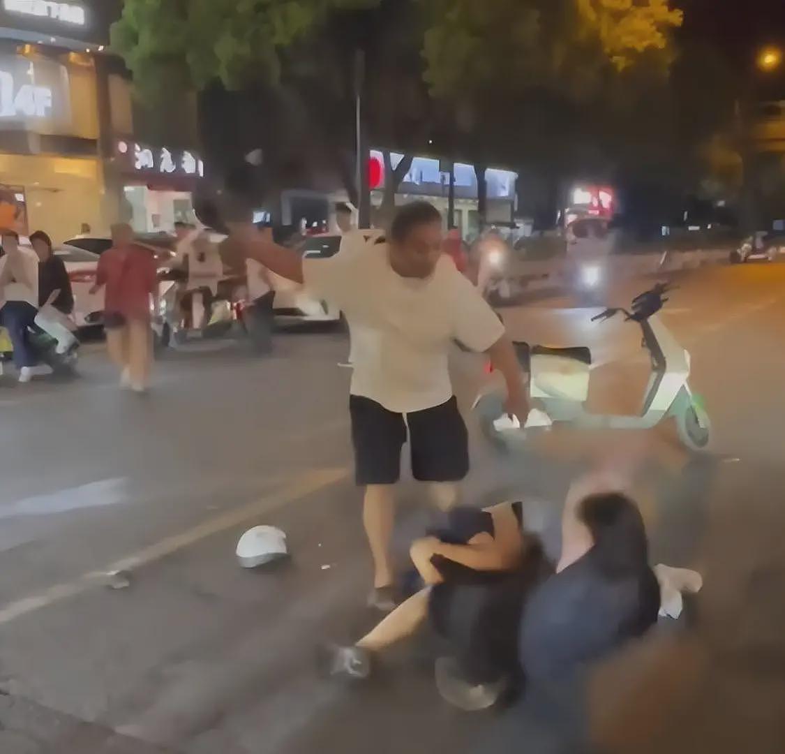 杭州男子暴打情夫，猛踹私密处，妻子跪地求饶，律师发声：恐遭刑罚（组图） - 8