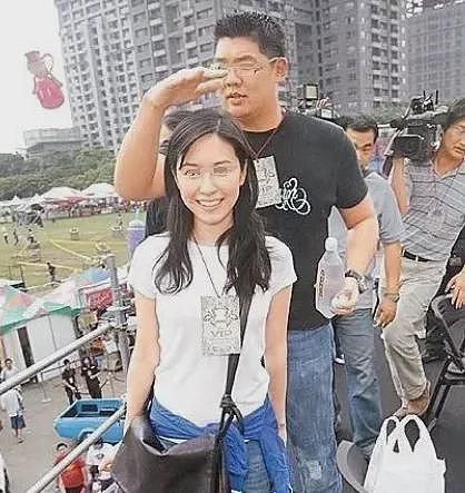 恭喜成功上位！家庭教师挤走正宫，结婚两年老公突然去世！遗嘱允许找男友不许离婚（组图） - 15
