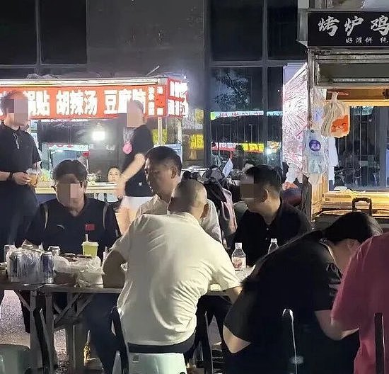 刘强东现身苏超现场，此前在夜市用塑料碗和乡亲们喝酒（组图） - 4