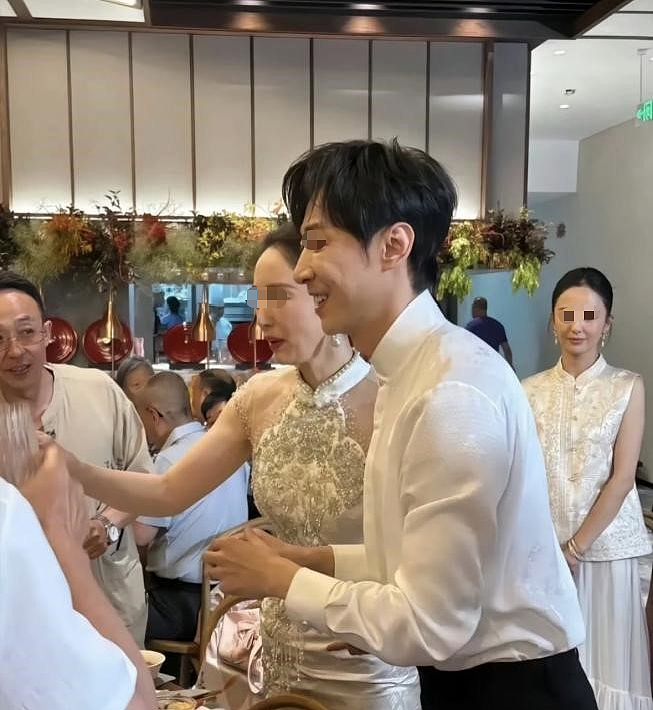 全网劝离!46岁“富婆”董璇二婚,只配在67元酒店办婚礼?(组图) - 13