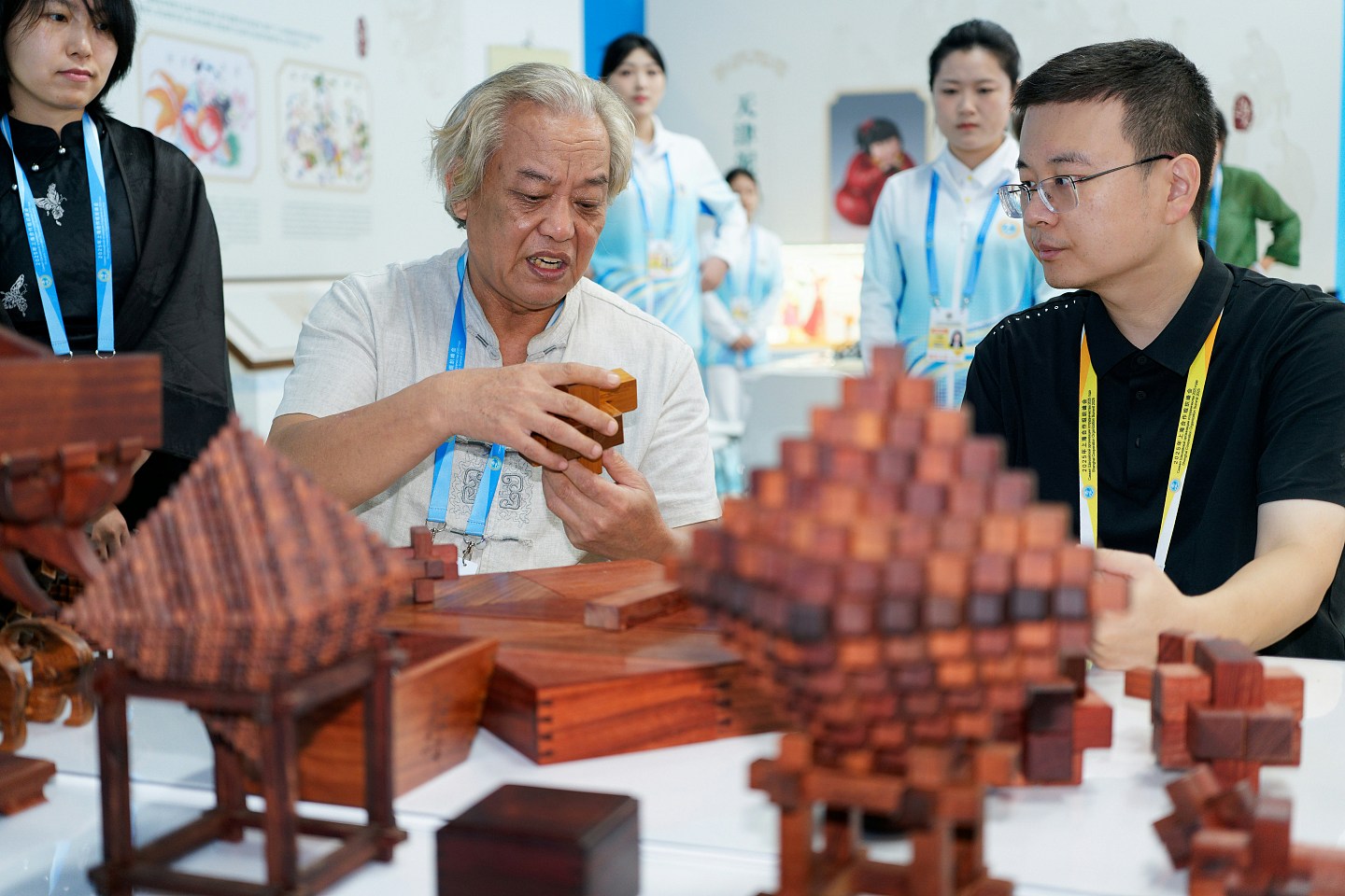 上合现场直击：左手中医右手机械人，中国在峰会夹带的私货（组图） - 5