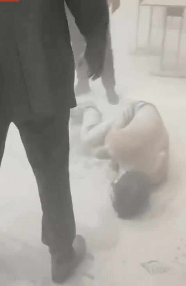 上不到飞机愤而自焚！哈萨克男与妻子争吵后，点汽油变火球冲向职员画面曝（视频/组图） - 4