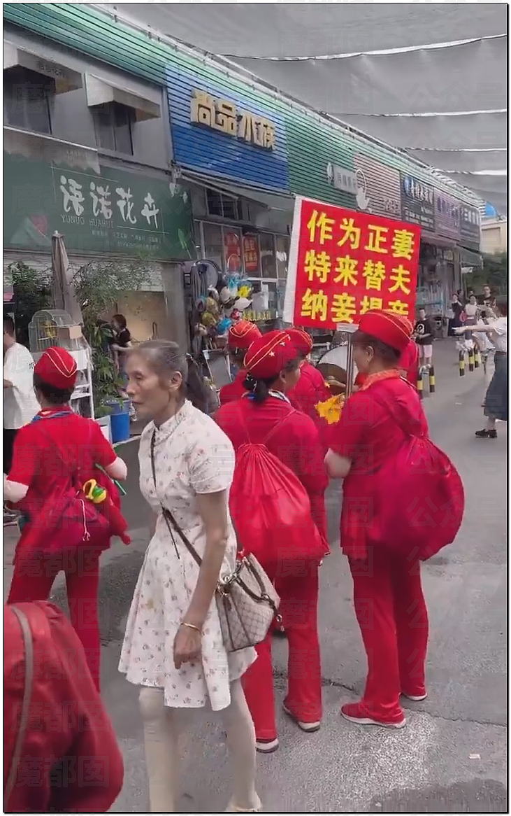 毁三观！原配夫人敲锣打鼓举牌替丈夫纳妾迎娶小三引发热议（组图） - 4