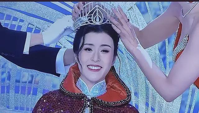 63岁邝美云献唱2025港姐决赛，气质碾压冠军，看不见白头发疑染发（组图） - 13