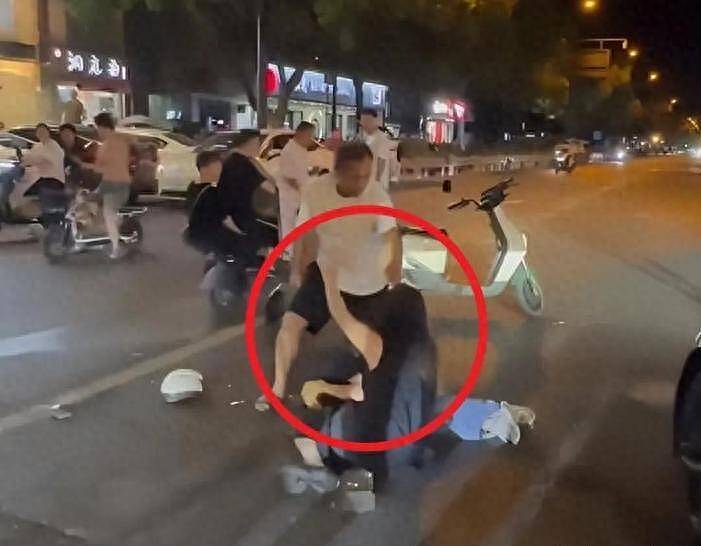 杭州男子暴打情夫，猛踹私密处，妻子跪地求饶，律师发声：恐遭刑罚（组图） - 1