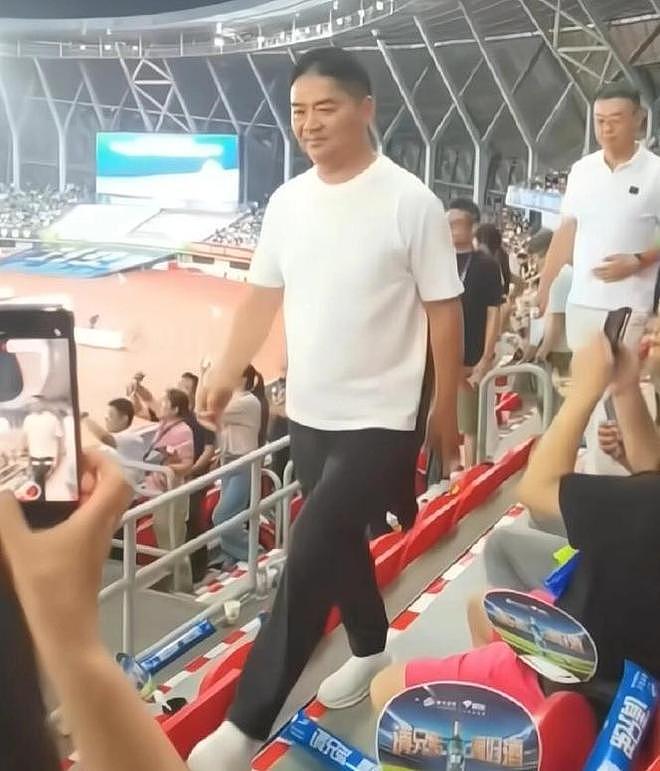 刘强东去看苏超了，喝着啤酒跳着舞，情绪好嗨，市长在旁边吹喇叭（组图） - 6