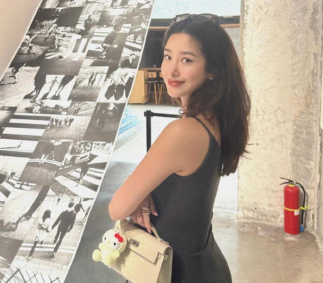 杨采钰获男友力挺！大方晒出背影照秀恩爱，男闺蜜火速送祝福（组图） - 1
