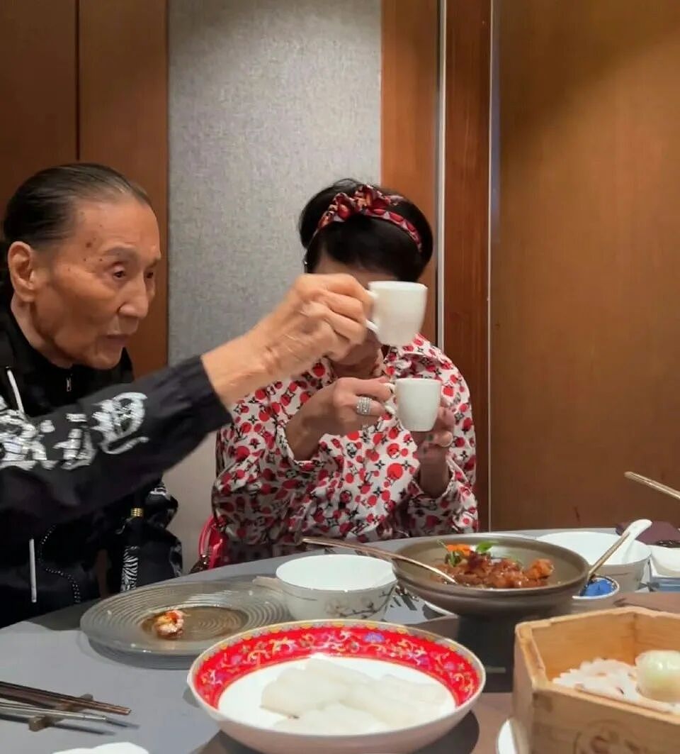45岁谢霆锋与父母一起庆生，儿子考上剑桥双喜临门，谢贤老得认不出（组图） - 6