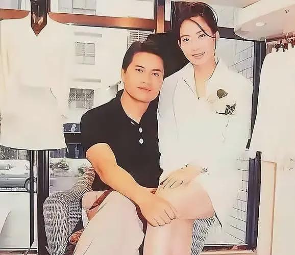 63岁邝美云献唱2025港姐决赛，气质碾压冠军，看不见白头发疑染发（组图） - 22