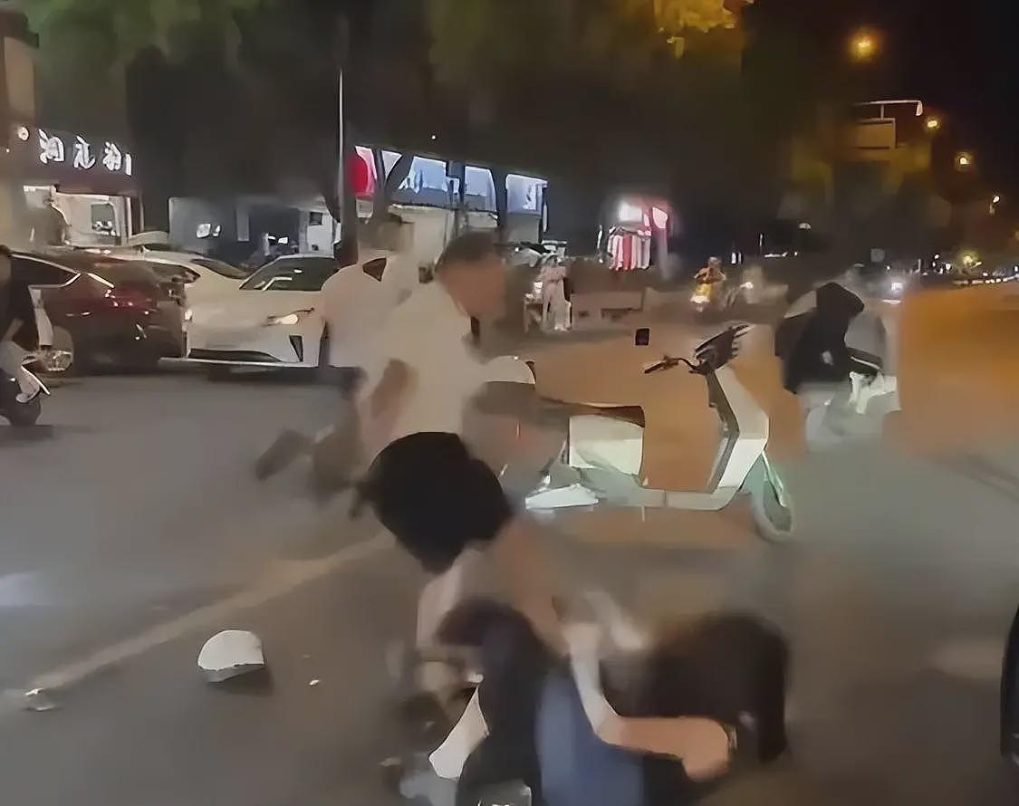 杭州男子暴打情夫，猛踹私密处，妻子跪地求饶，律师发声：恐遭刑罚（组图） - 9
