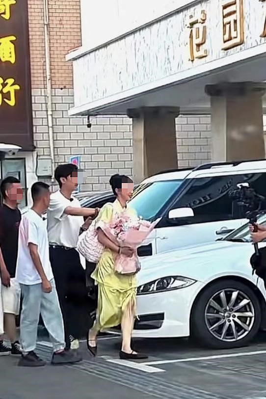 全网劝离!46岁“富婆”董璇二婚,只配在67元酒店办婚礼?(组图) - 12