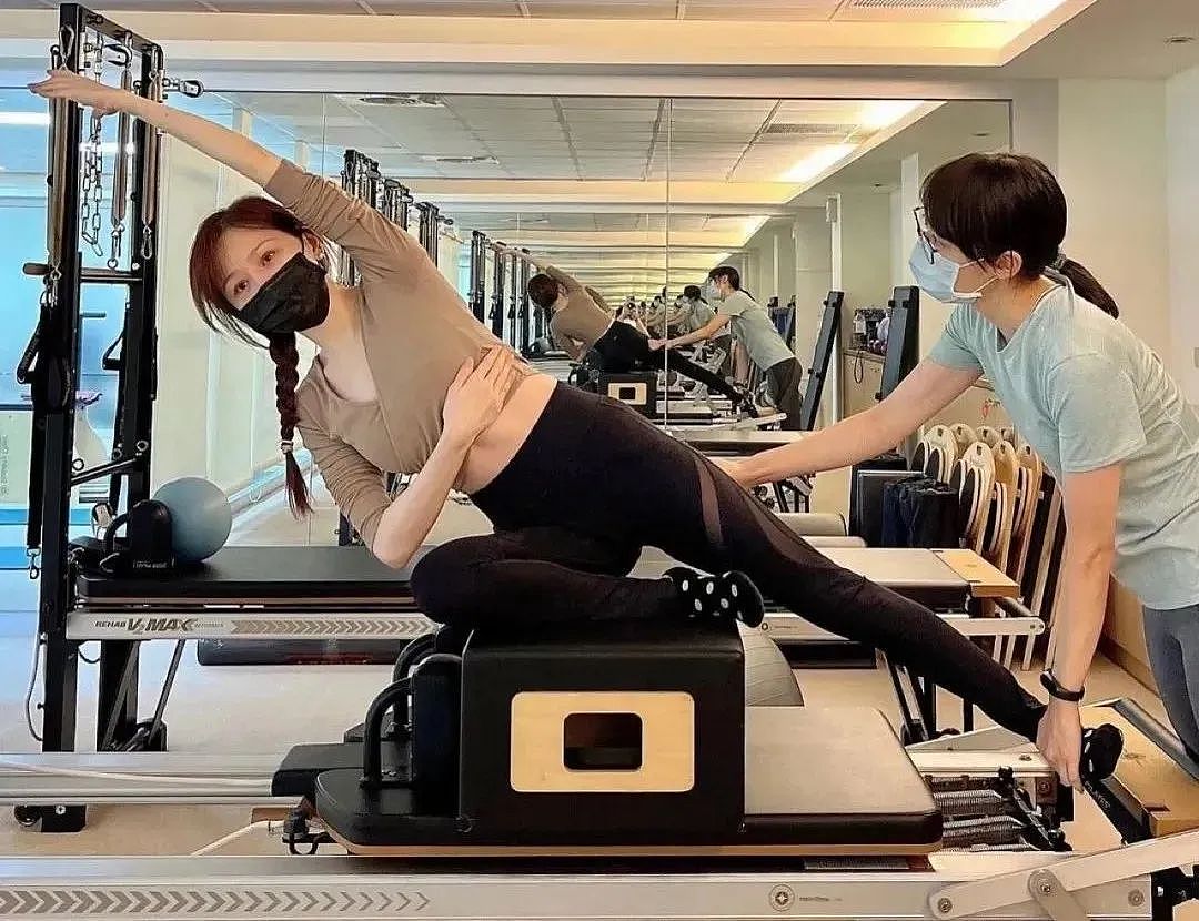 【美女】42岁王心凌，“括号臀”又辣又撩，弯腰那一刻，网友：这谁hold得住（组图） - 5