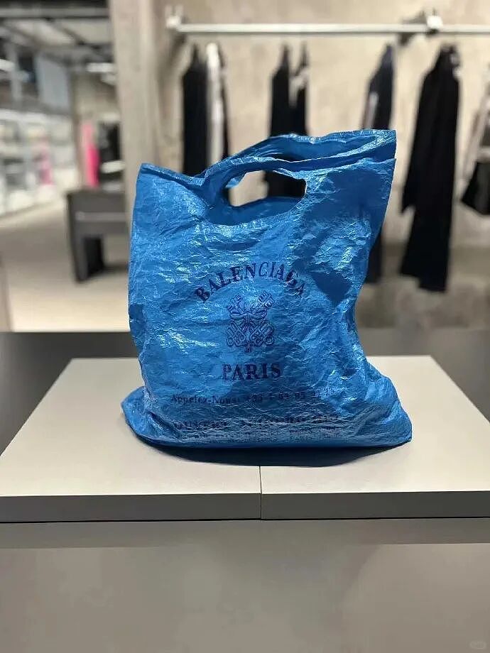 巴黎世家8200元新包像超市塑料袋，有种有钱人假装普通人的美！奢侈品迷惑行为大赏（组图） - 3