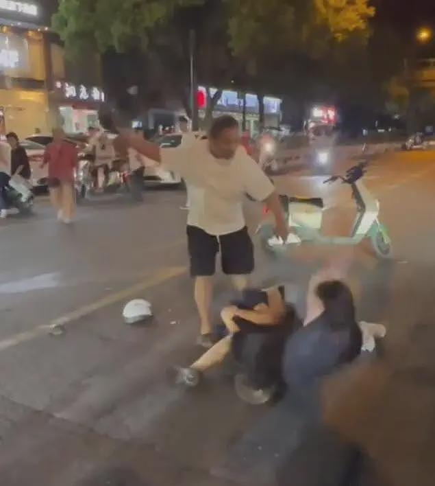 杭州男子暴打情夫，猛踹私密处，妻子跪地求饶，律师发声：恐遭刑罚（组图） - 21