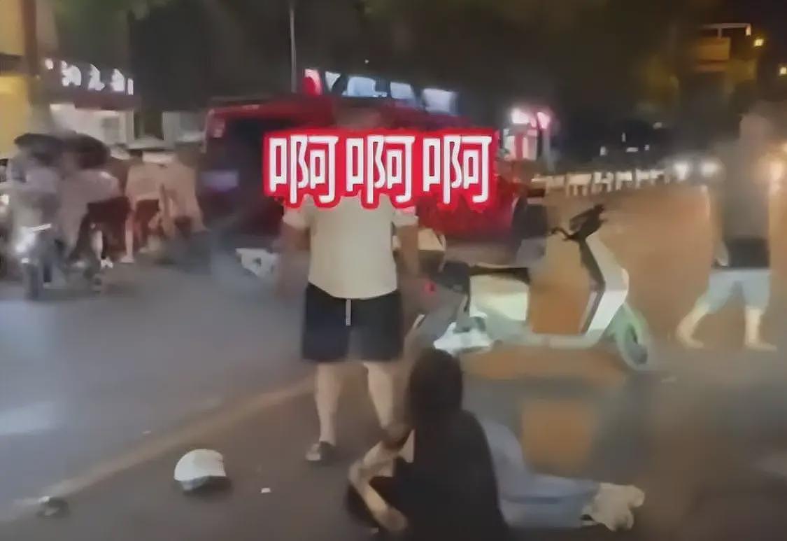 杭州男子暴打情夫，猛踹私密处，妻子跪地求饶，律师发声：恐遭刑罚（组图） - 4