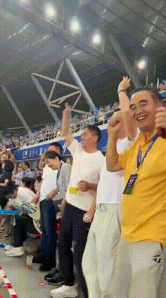 刘强东去看苏超了，喝着啤酒跳着舞，情绪好嗨，市长在旁边吹喇叭（组图） - 1