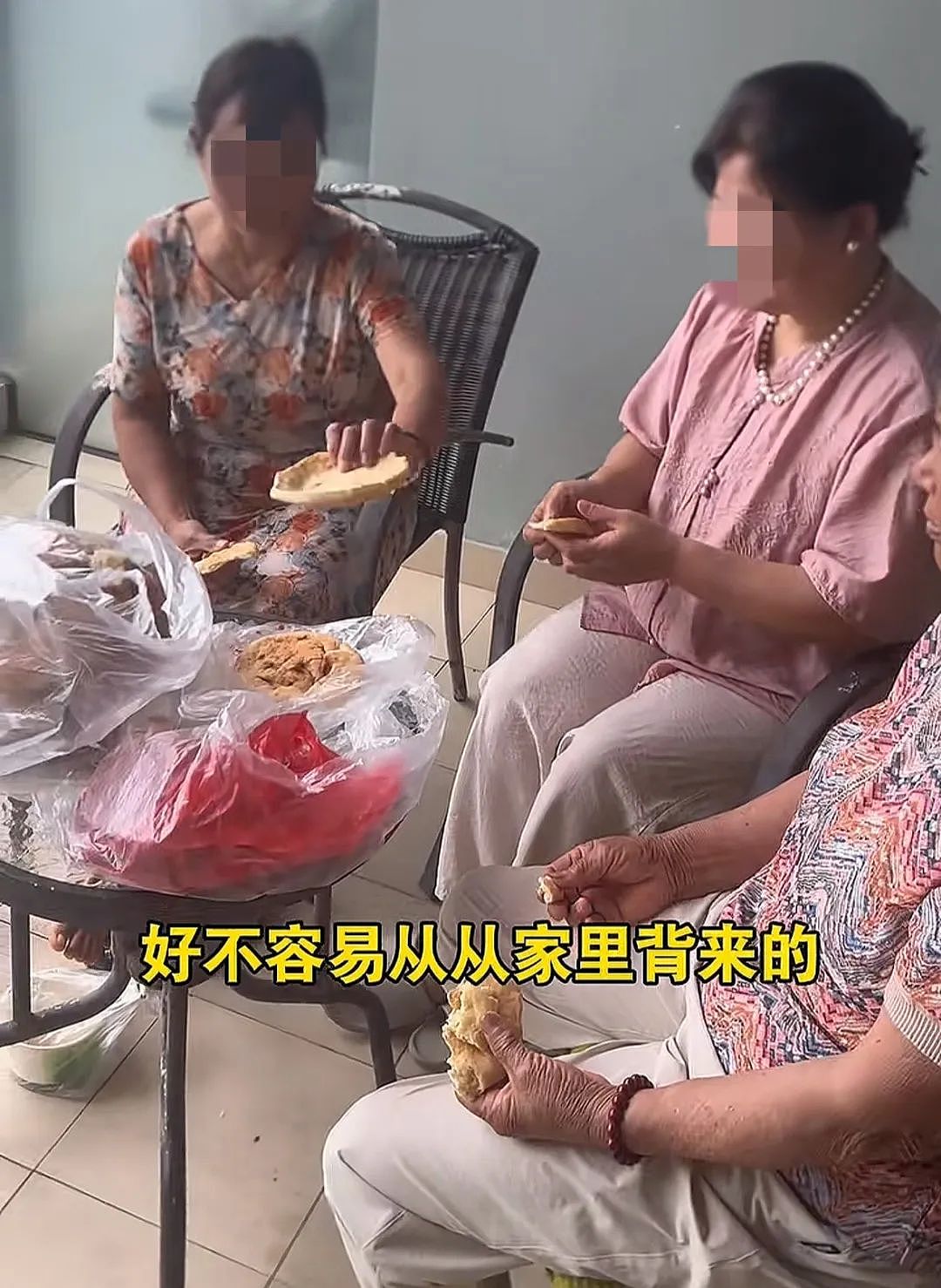 热搜上令人窒息的“母女吃牛肉面一幕”，哈佛教授揭露“精神穷人”的三观（组图） - 12
