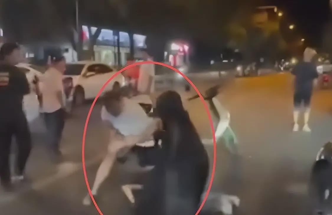 杭州男子暴打情夫，猛踹私密处，妻子跪地求饶，律师发声：恐遭刑罚（组图） - 7