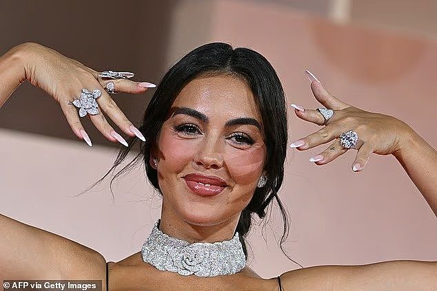 C罗未婚妻走电影节红毯，抬手秀2100万婚戒，“满手钻石”惹争议（组图） - 4