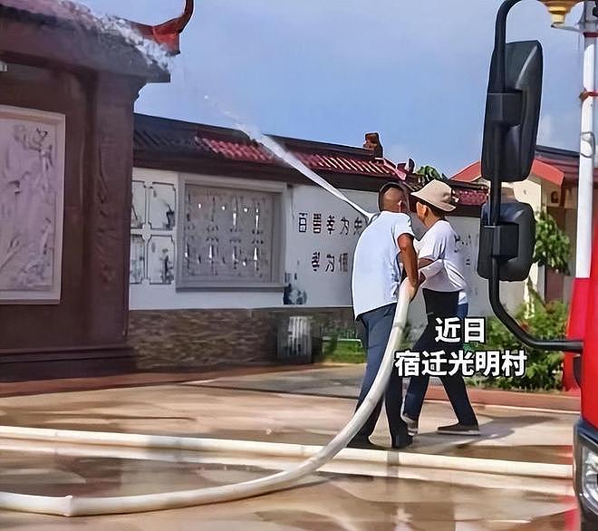 刘强东去看苏超了，喝着啤酒跳着舞，情绪好嗨，市长在旁边吹喇叭（组图） - 29