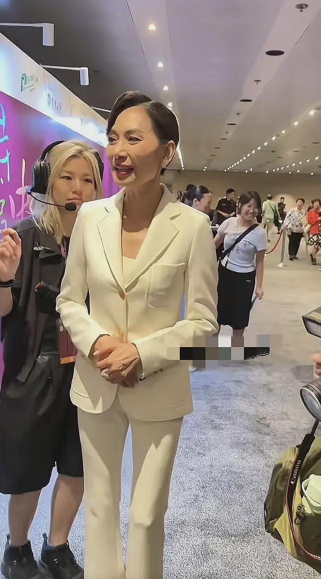63岁邝美云献唱2025港姐决赛，气质碾压冠军，看不见白头发疑染发（组图） - 4