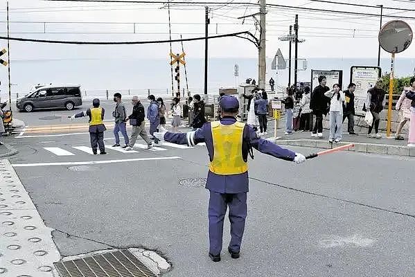 日本镰仓成为飞翔圣地，附近全变“屎”地！居民臭不堪言：真受不了中韩游客？（组图） - 11