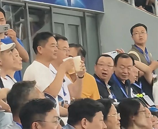 刘强东现身苏超现场，此前在夜市用塑料碗和乡亲们喝酒（组图） - 1