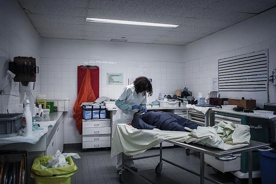 收到父亲骨灰，却被通知去领头？美国尸体经纪人，靠尸体获利千万...（组图） - 4