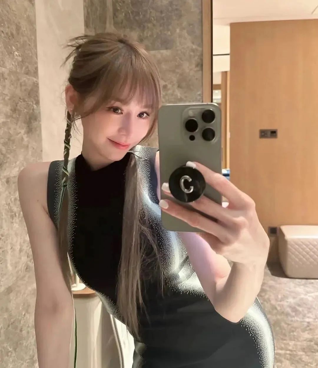 【美女】42岁王心凌，“括号臀”又辣又撩，弯腰那一刻，网友：这谁hold得住（组图） - 8