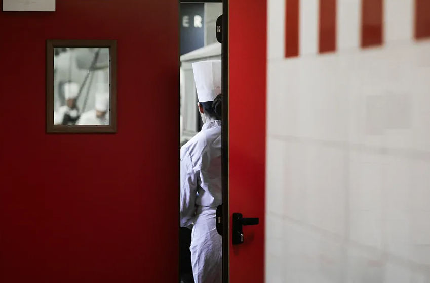 法国餐饮业爆“奴隶厨房”，主厨烧员工、性侵学徒竟成潜规则，议会紧急立案调查（组图） - 2