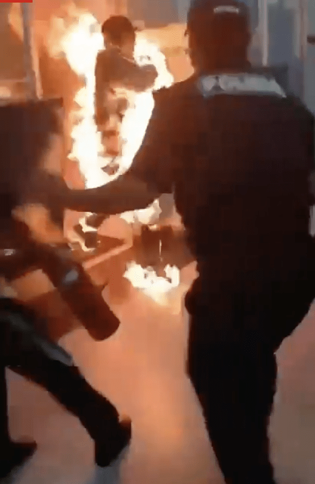 上不到飞机愤而自焚！哈萨克男与妻子争吵后，点汽油变火球冲向职员画面曝（视频/组图） - 2