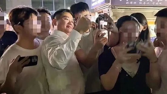 刘强东现身苏超现场，此前在夜市用塑料碗和乡亲们喝酒（组图） - 3
