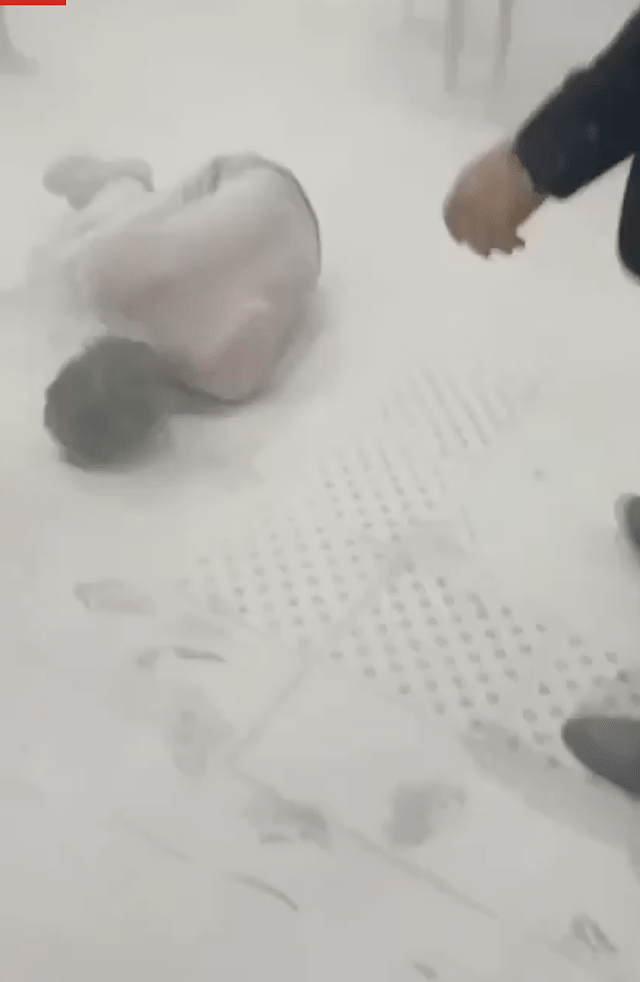 上不到飞机愤而自焚！哈萨克男与妻子争吵后，点汽油变火球冲向职员画面曝（视频/组图） - 5