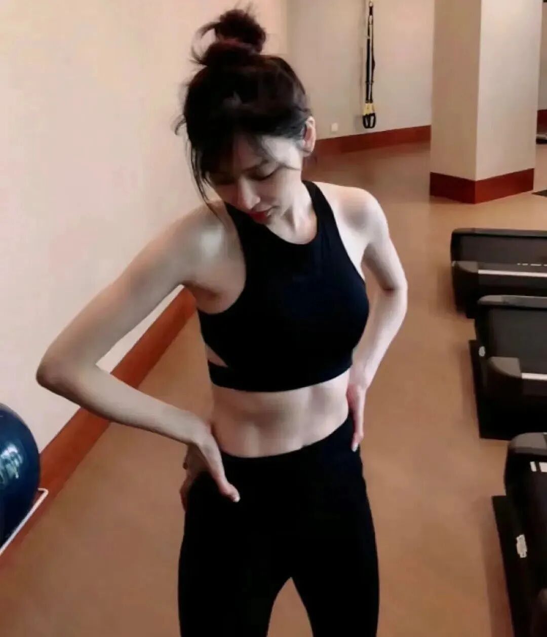 【美女】42岁王心凌，“括号臀”又辣又撩，弯腰那一刻，网友：这谁hold得住（组图） - 7