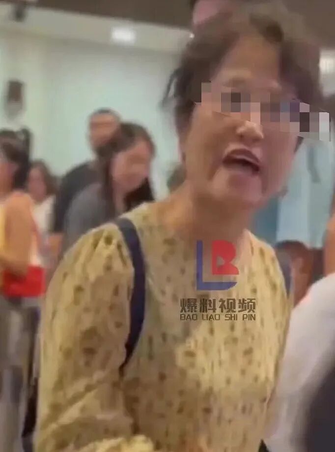 “没中国，你们算个屁！”华人妈妈带娃在国外环球影城插队，被怼后火力全开...（组图） - 7