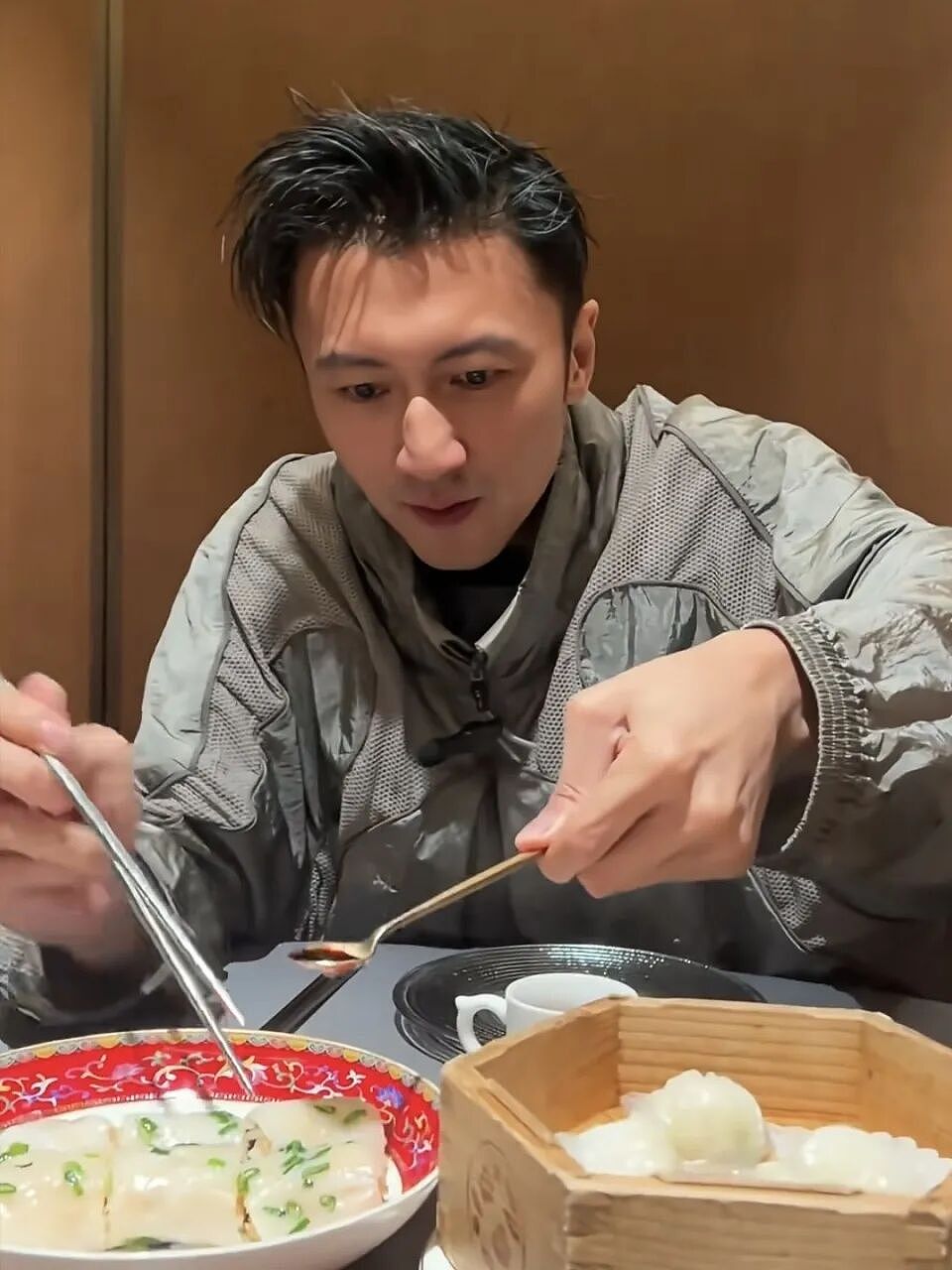 45岁谢霆锋与父母一起庆生，儿子考上剑桥双喜临门，谢贤老得认不出（组图） - 2