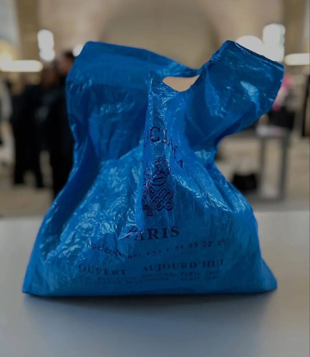 巴黎世家8200元新包像超市塑料袋，有种有钱人假装普通人的美！奢侈品迷惑行为大赏（组图） - 2