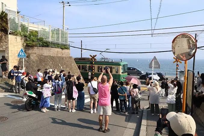 日本镰仓成为飞翔圣地，附近全变“屎”地！居民臭不堪言：真受不了中韩游客？（组图） - 4