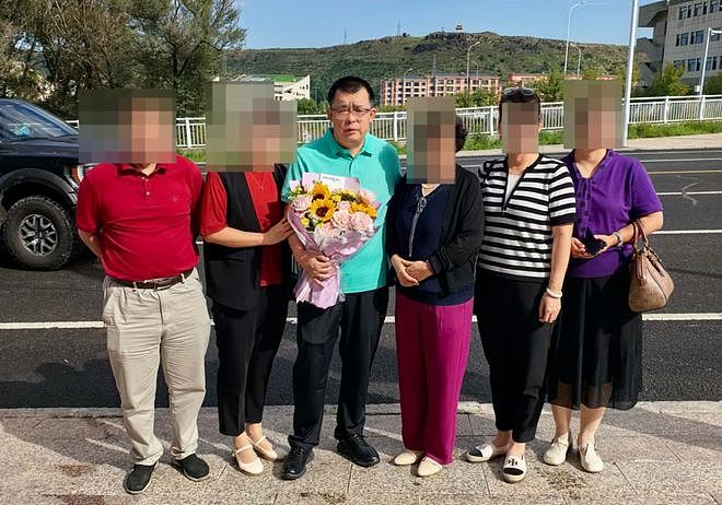 “四子王旗警察枪击案”当事人邢志强今日刑满释放(组图) - 1