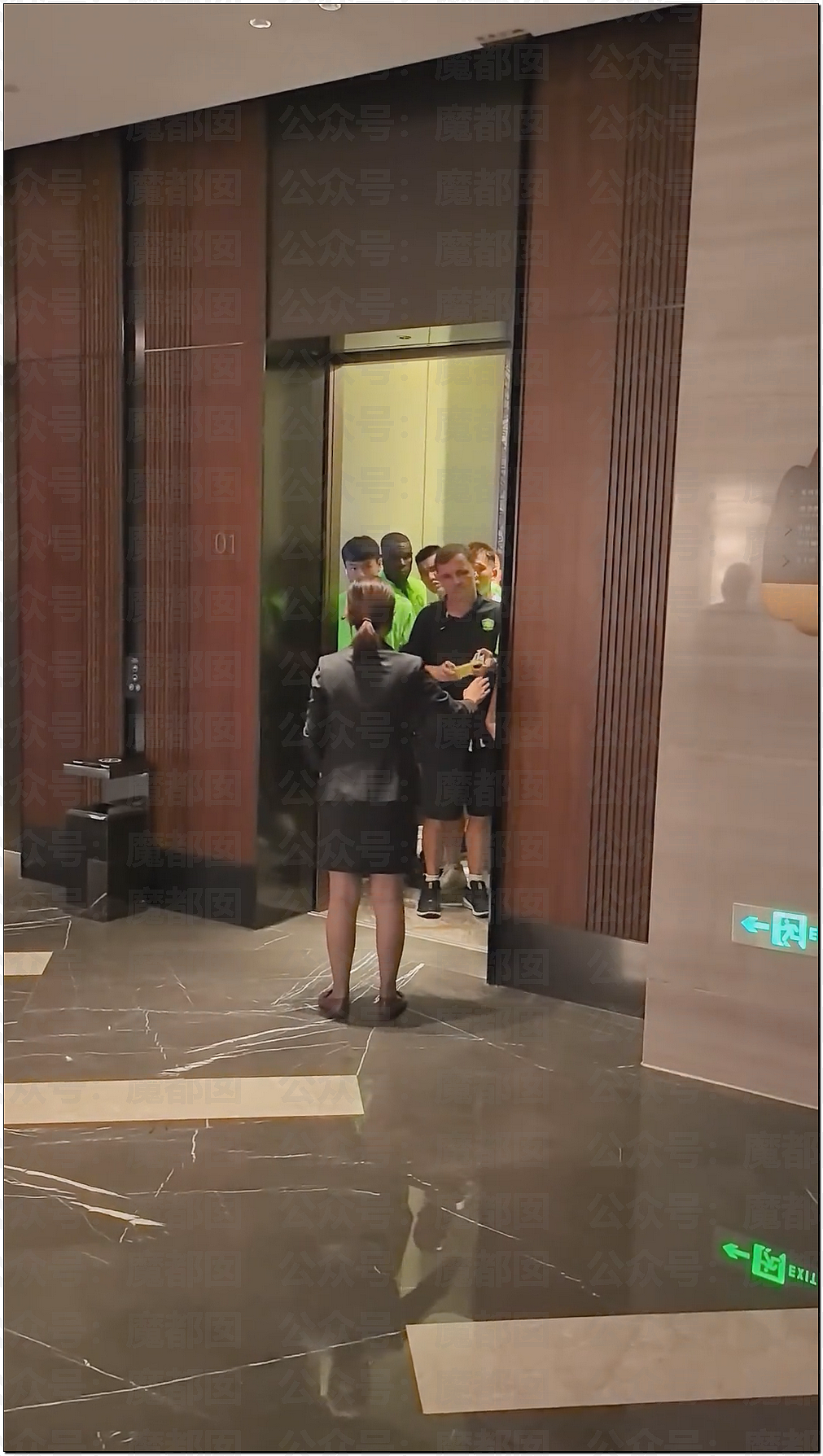 球迷围堵酒店对骂视频疯传!国安0-6惨败泰山创队史耻辱纪录,张玉宁怒怼球迷引全网热议(视频/组图) - 6