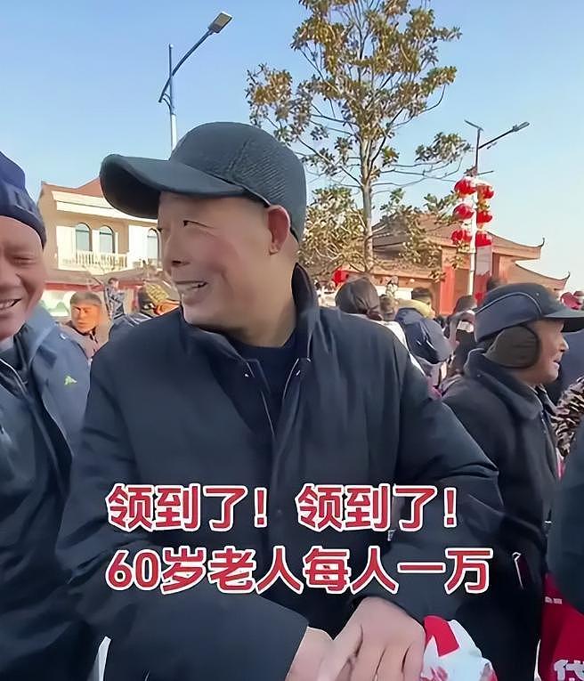刘强东去看苏超了，喝着啤酒跳着舞，情绪好嗨，市长在旁边吹喇叭（组图） - 26
