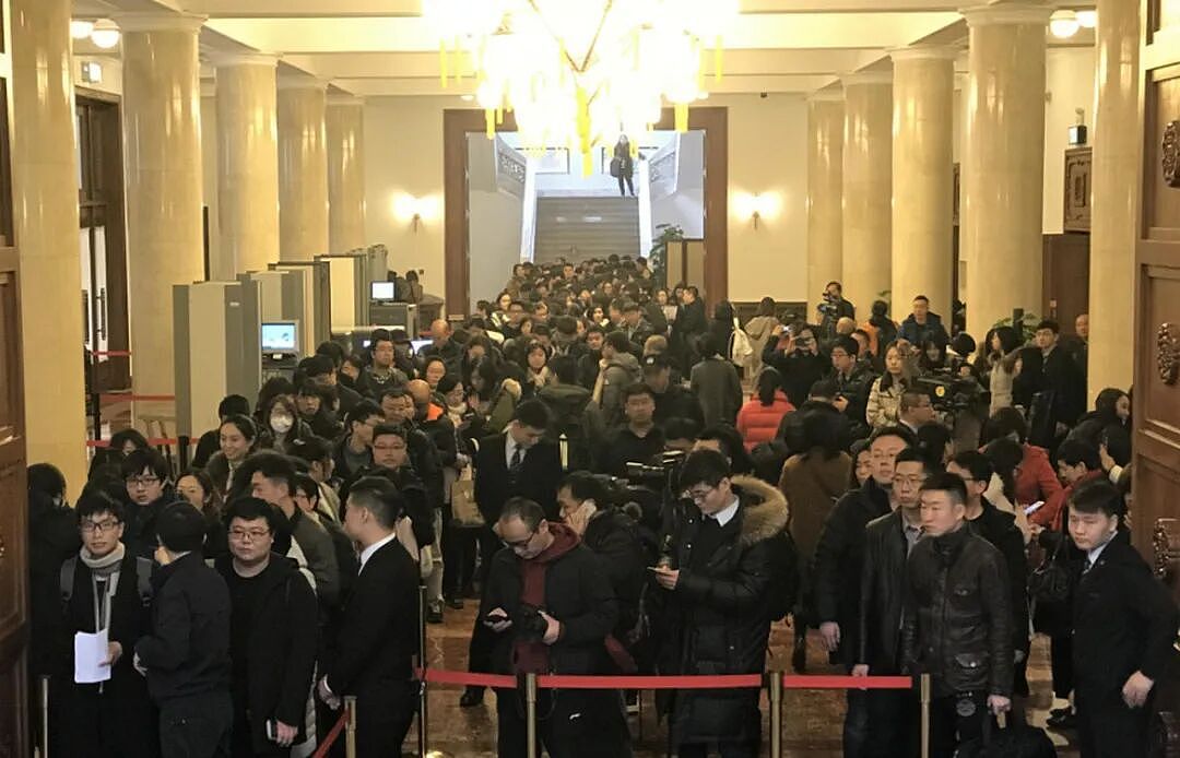 “没中国，你们算个屁！”华人妈妈带娃在国外环球影城插队，被怼后火力全开...（组图） - 11