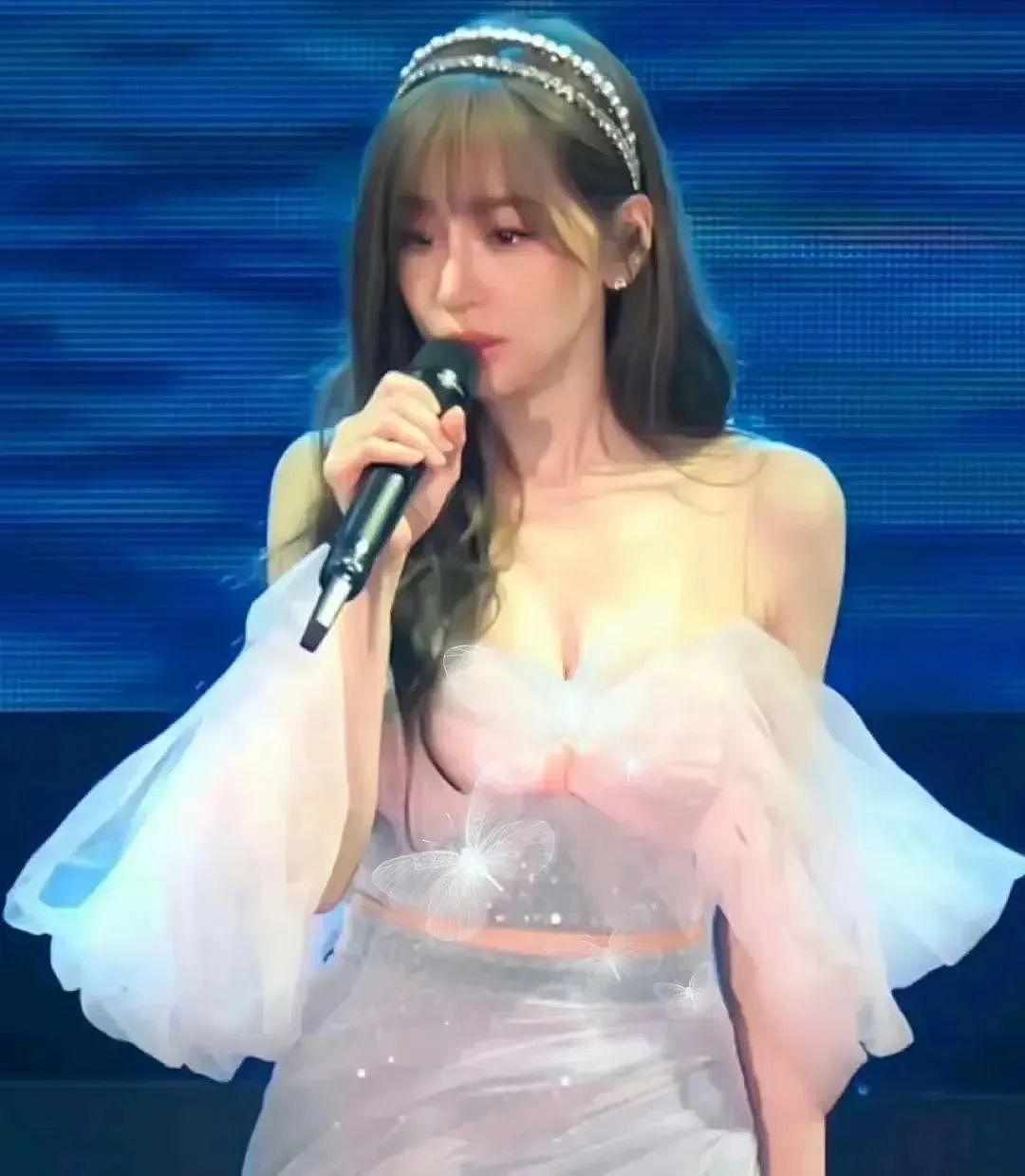 【美女】42岁王心凌，“括号臀”又辣又撩，弯腰那一刻，网友：这谁hold得住（组图） - 3