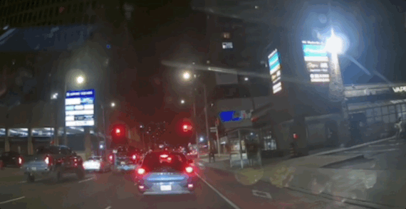 “以为放烟花”!城市中心突发枪战,华人亲历枪林弹雨!突击步枪狂扫,连开80枪(组图) - 5