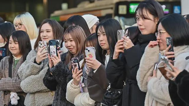 每天最多两小时？日本或通过立法限制民众刷手机，相关举措引热议（图） - 1