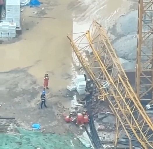 成都在建地盘塔吊坍塌酿5死！地面遗大量残骸，当局：已封停（视频/组图） - 4