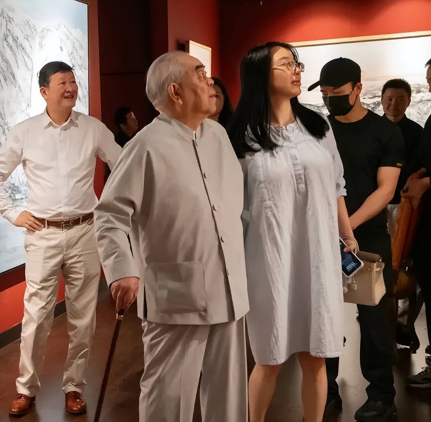 业内曝88岁范曾近况，即将宣布天大喜讯，此前娇妻被曝怀孕了（组图） - 1