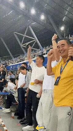 章泽天穿网球服骑自行车很少女,刘强东看苏超比赛,两人穿情侣鞋(组图) - 3