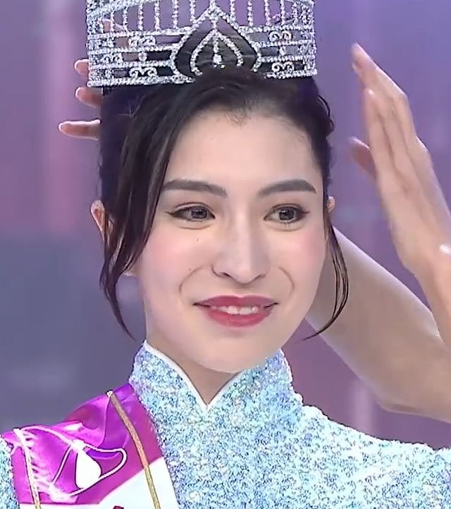 丑到没眼看！2025年“港姐三强”惹争议，冠军嘴歪泪泡一脸苦相（组图） - 16