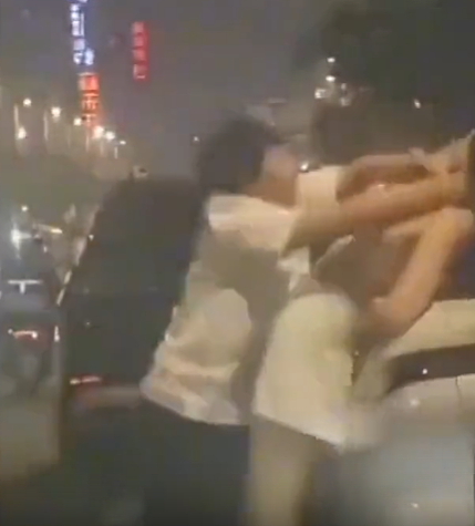 俩女同吵架当街脱衣视频疯传,一丝不挂坐地,这身材全网都在心疼…(组图) - 4
